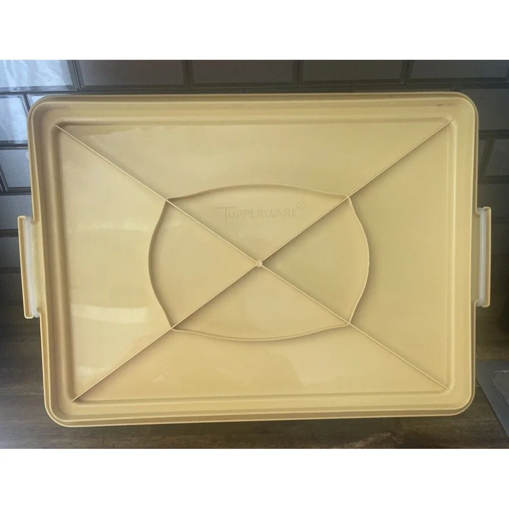 TUPPERWARE Vintage Rectangular  Cake Carrier 13